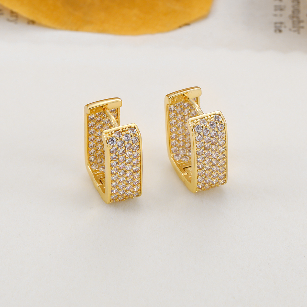 Pendientes cuadrados de moda de moda transfronteriza con incrustaciones de circón de cobre chapado en oro de 18k, pendientes de diamantes completos en forma de U de lujo ligero