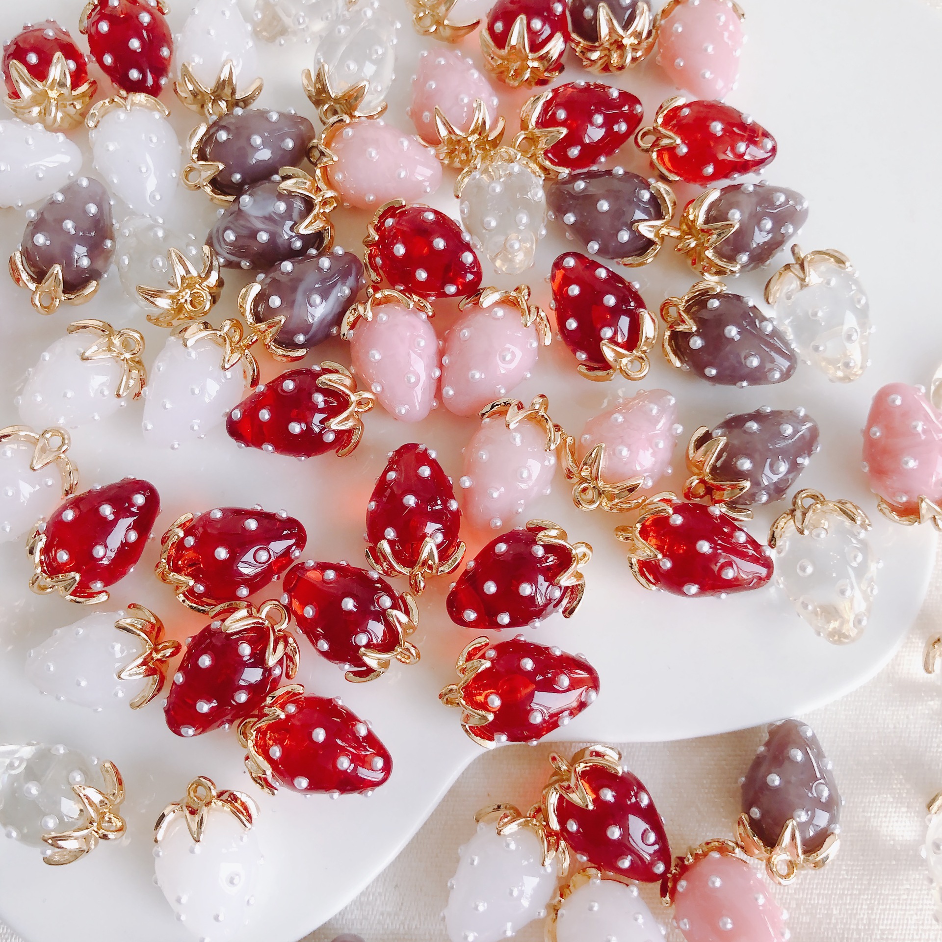 2 PCS/Package Quantity 2 PCS/Package Resin Strawberry Pendant