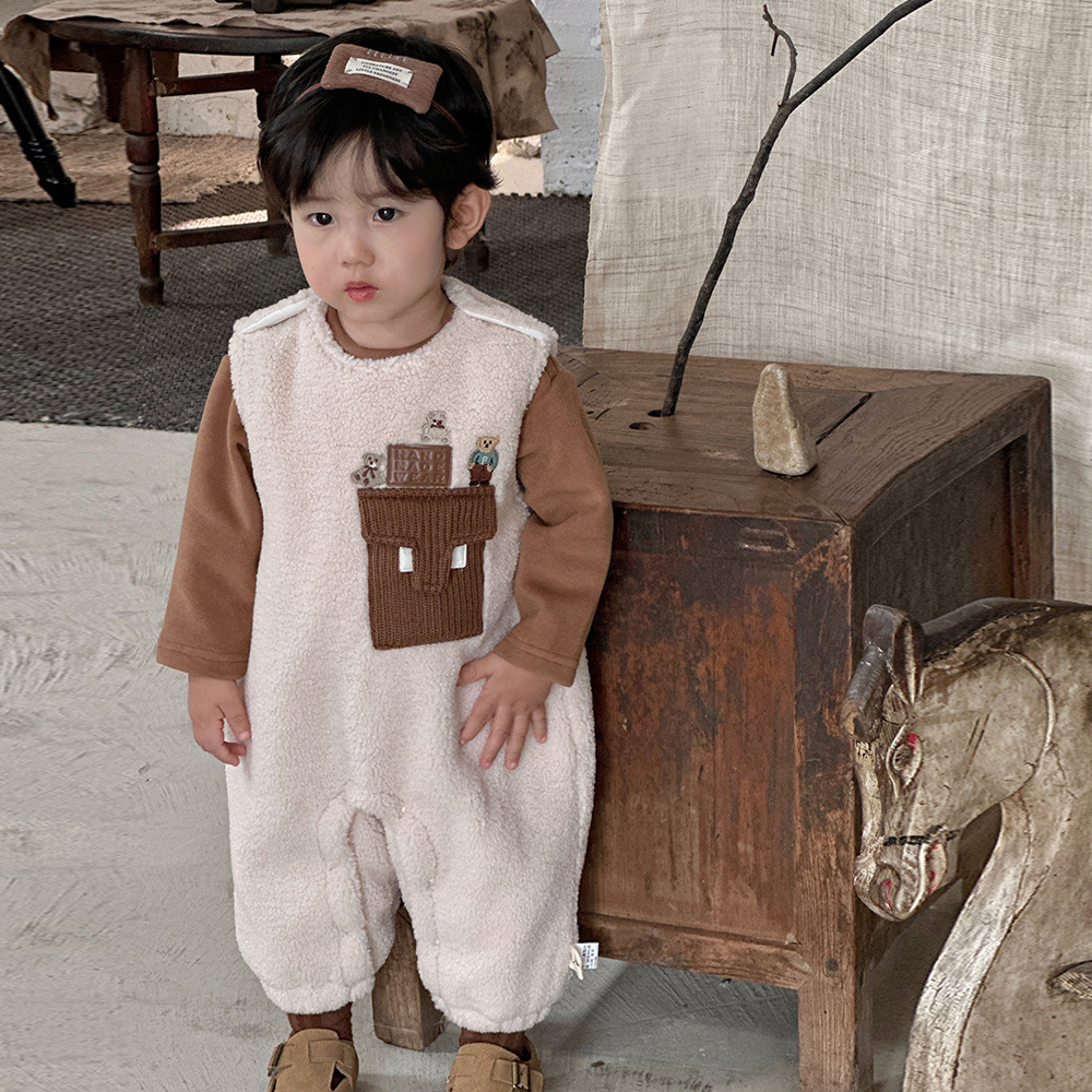 Traje de ropa para niños para bebés coreanos 2024 otoño e invierno nuevo producto traje de escalada de terciopelo de trigo dorado mono de dos piezas para bebés masculinos