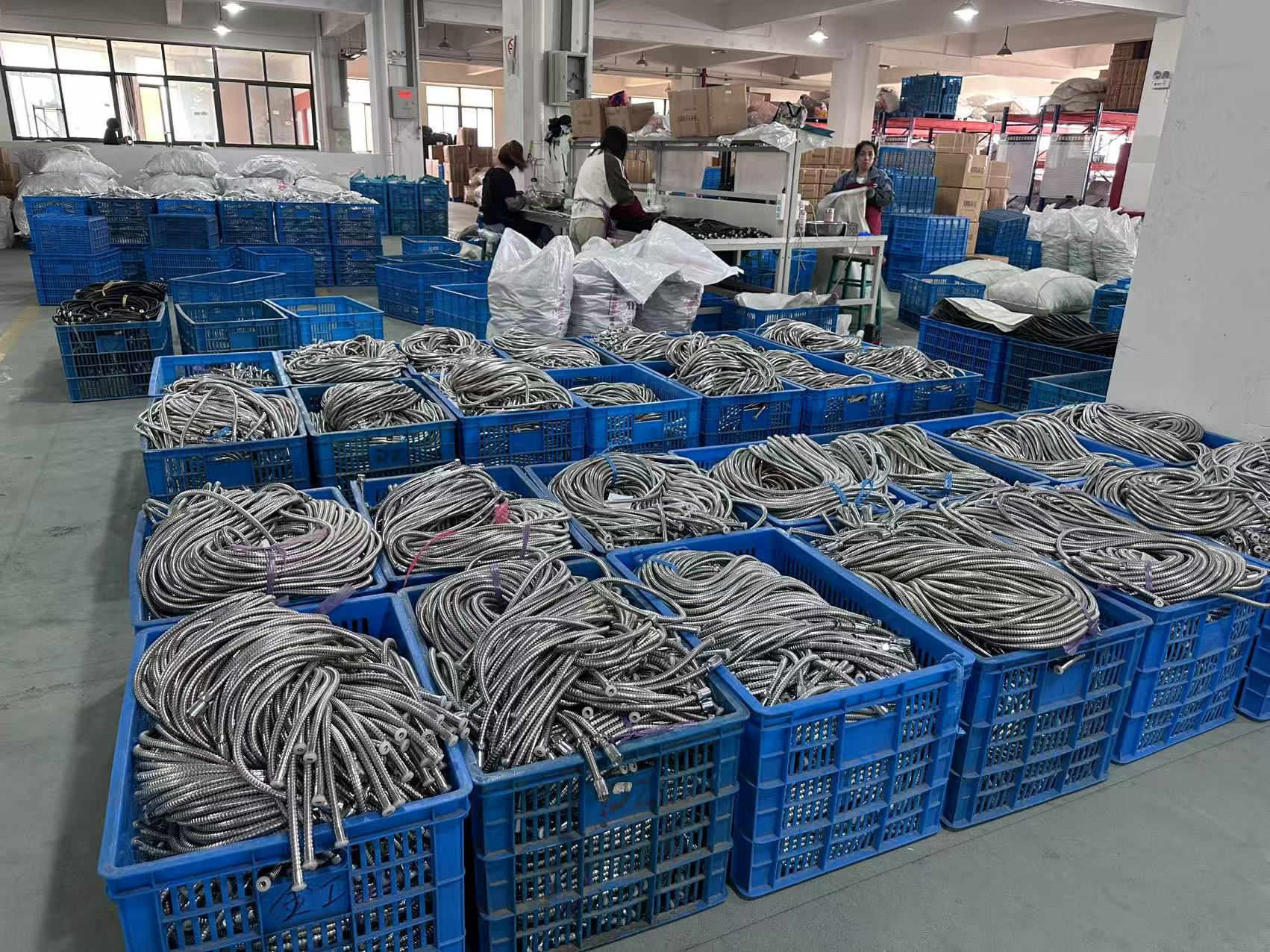 Gun gray stainless steel shower hose, bathroom bath water pipe, water heater bath pipe, rain shower accessories full figure