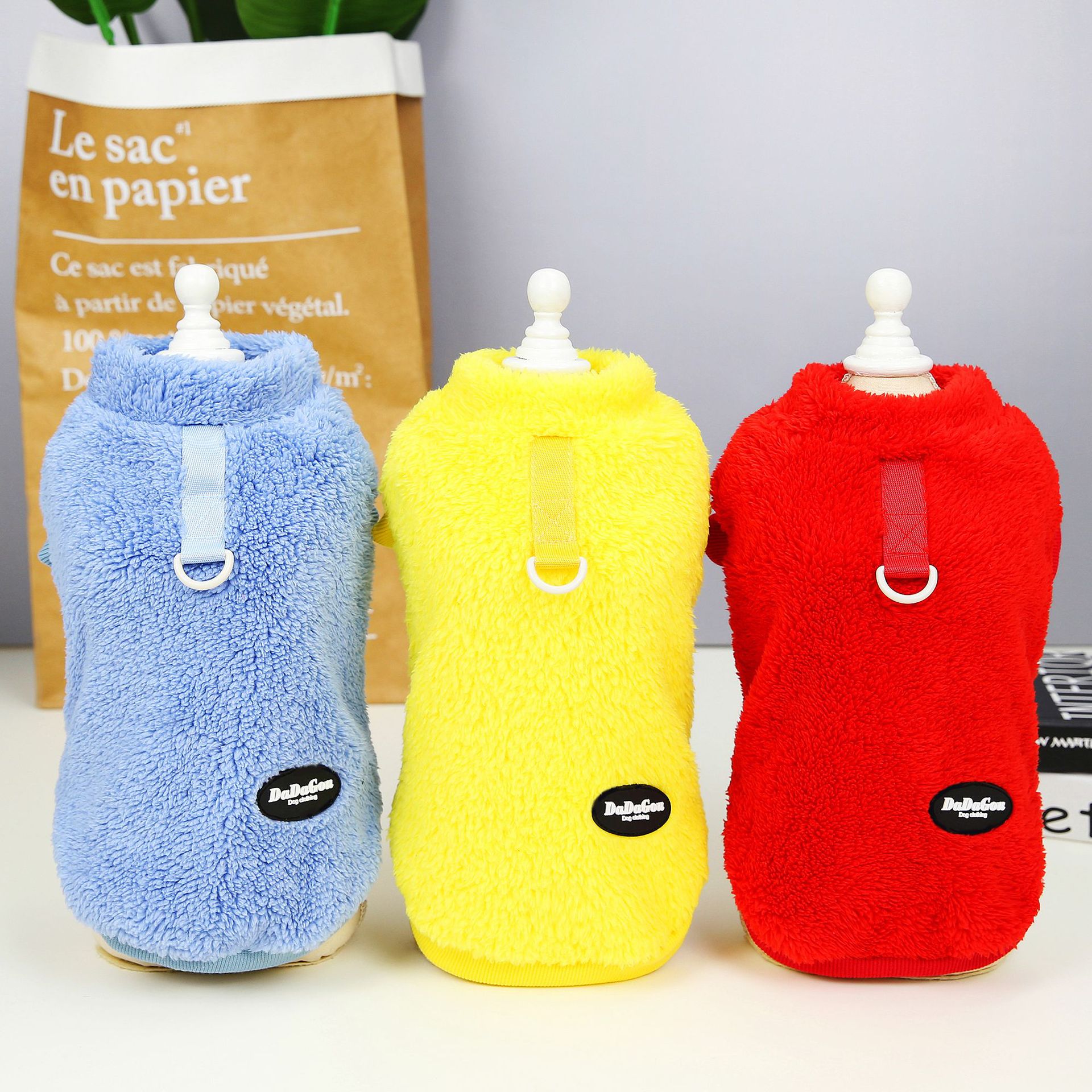 Ropa para mascotas ropa para mascotas perro gato ropa de peluche para mascotas abrigo de terciopelo de dos patas otoño e invierno nuevo 22 abrigo de terciopelo de tres colores