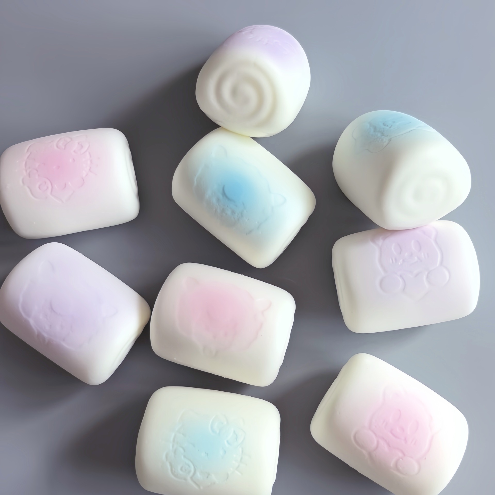 느린 리바운드가 있는 부드러운 색상의 무작위 찐빵 1개