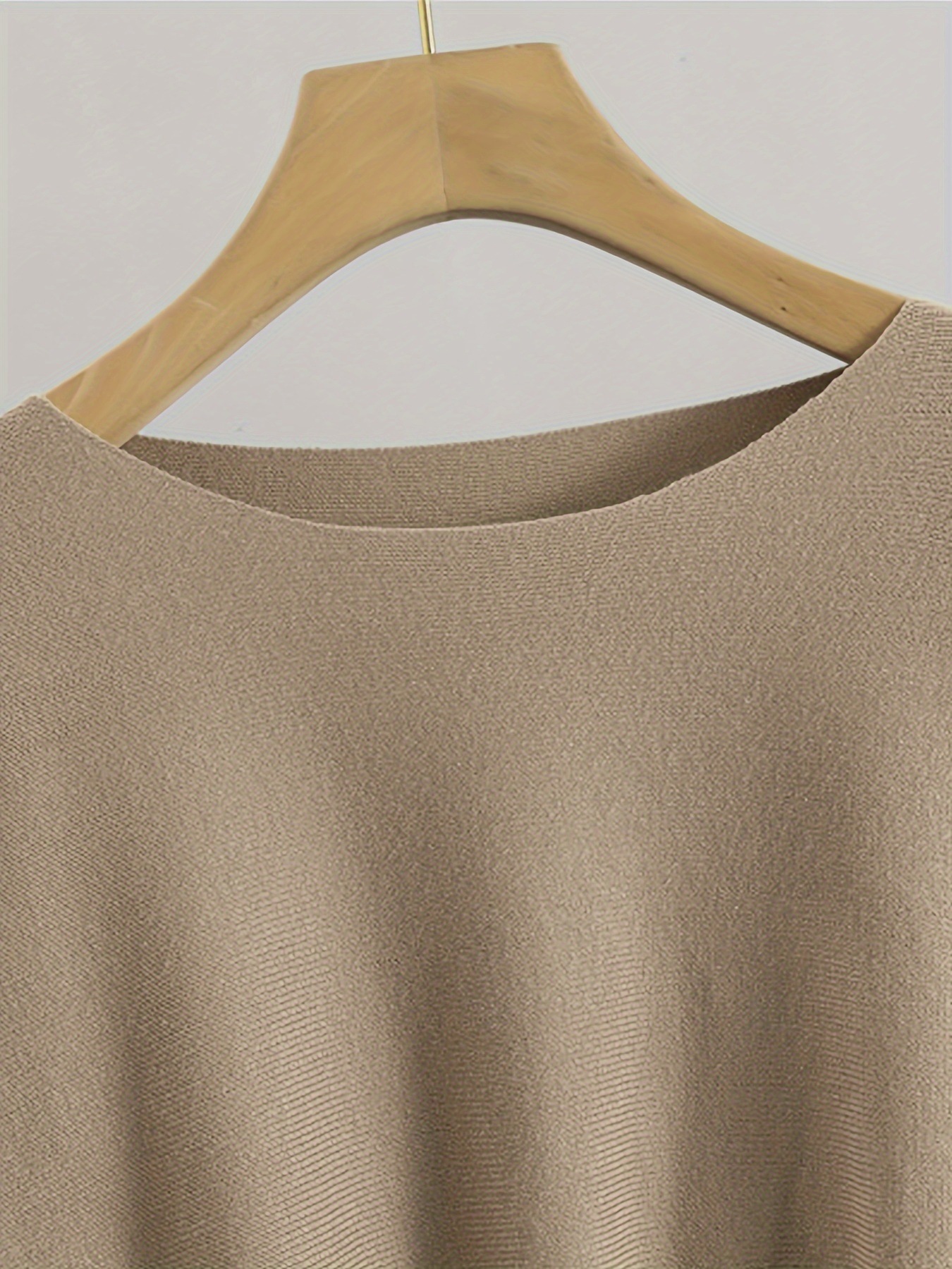 Conjunto elegante de duas peças em malha canelada – saia lápis de cintura alta e blusa por dentro da saia para looks de outono que valorizam a silhueta._voghion.com
