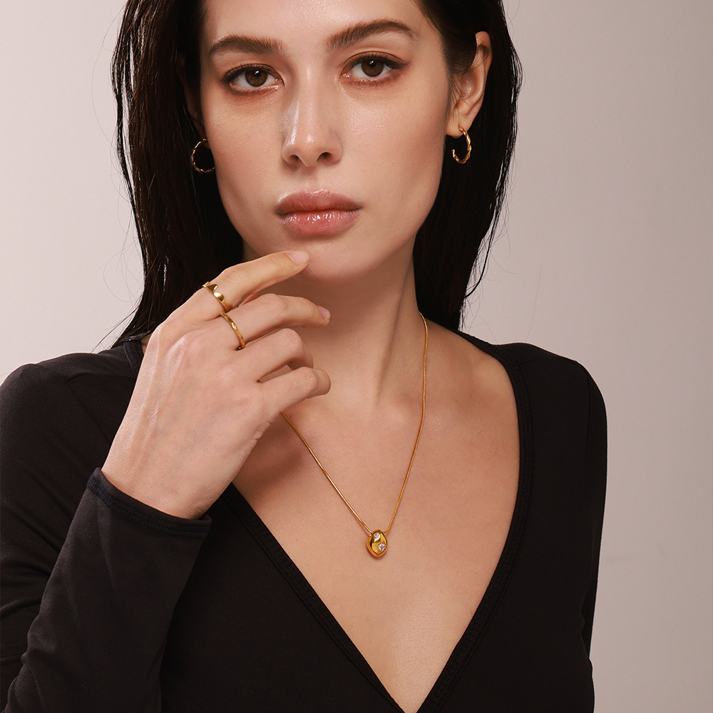 La moda europea y americana de la colgante de bolas 18k de oro real collar de anillo de acero inoxidable conjunto de joyería para mujeres