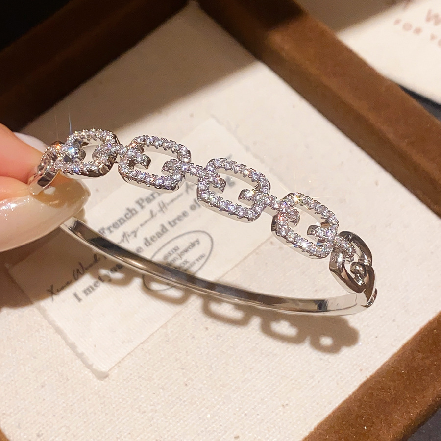 El temperamento francés arco de zircon pulsera de doble capa dulce ins pulsera de viento lujoso ligero de alto nivel sensación de joyas versátiles para mujeres