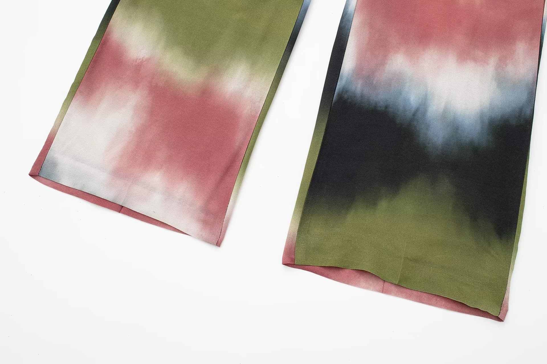 Neues Set aus Batikhemd und bedruckter Hose für Damen im Sommer 2024_voghion.com