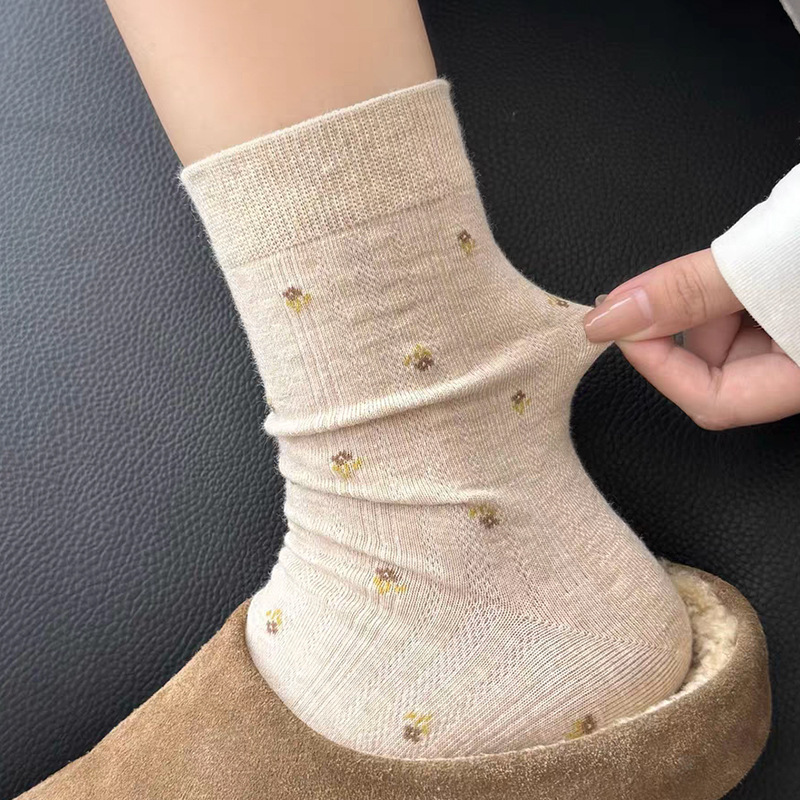 Beige Socks for Women, Spring and Autumn Mid-Calf Socks, Trendy Ins-Style Japanese Retro Floral Socks, Suitable for Birkenstock Shoes, Slouch Socks, Wholesale from Zhuji Beige Socks for Women, Spring and Autumn Mid-Calf Socks, Trendy Ins-Style Japanese Retro Floral Socks, Suitable for Birkenstock Shoes, Slouch Socks, Wholesale from Zhuji