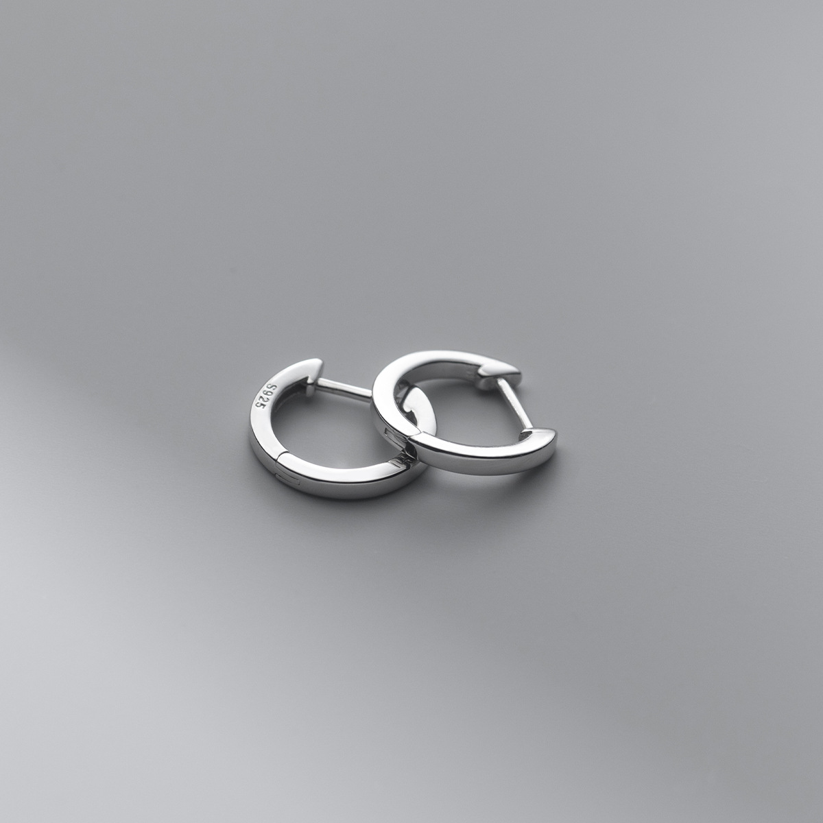 Eloch s925 plata japonesa y coreana simple estilo de viaje geométrico liso orejetas de anillo simple orejetas M01293