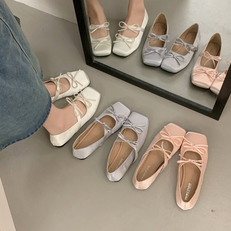 It Makes Your Legs Look Longer. This Goddess Wears Too Single Shoes. You Recommend That It Looks Good and Slimming. It’S Pink and Silver