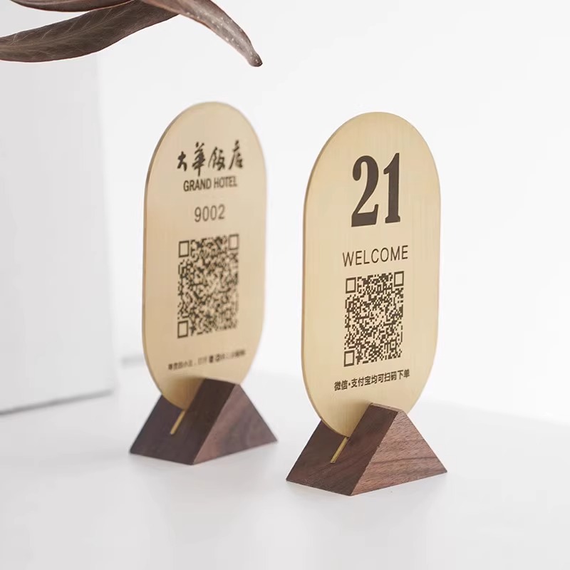 스테인레스 스틸 + 호두, 황동 삼각 베이스 [모서리가 뚜렷한 호두나무와 질감이 있는 황동]