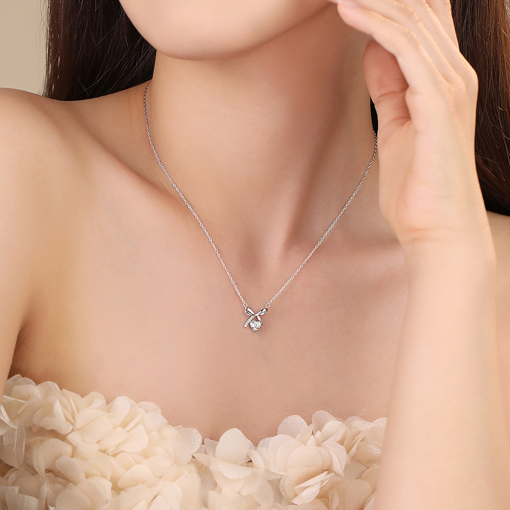 Verfijnde vlinderhanger met zirkonia voor dames. Sierlijke vergulde choker met een sprookjesachtige uitstraling. Hypoallergeen, lichtgewicht en vol._voghion.com