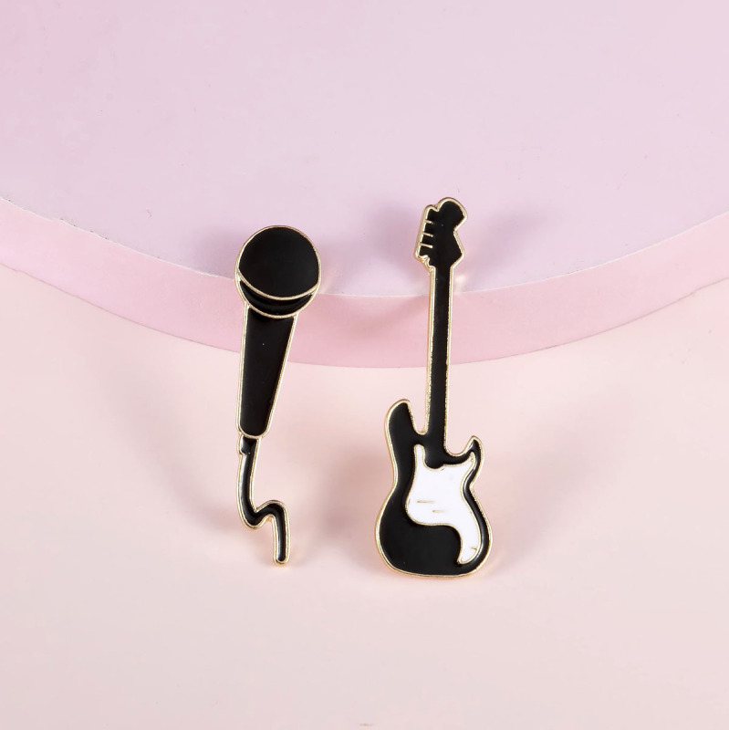 European and American Simple Fashion Creative Cute Rock Guitar Microphone Metal Brooch Badge Men's Pin Clothing Bag Accessories Women European and American Simple Fashion Creative Cute Rock Guitar Microphone Metal Brooch Badge Men's Pin Clothing Bag Accessories Women