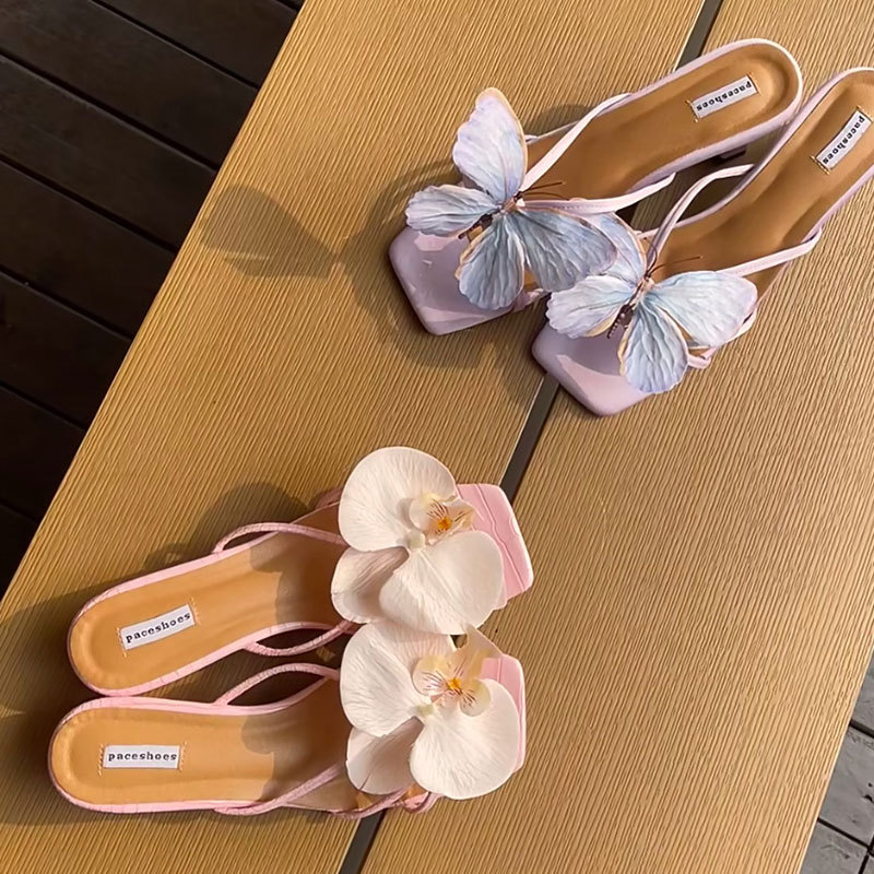 Zapatos de flores de mariposa, sandalias de flores, adornos, diseño de nicho femenino, ambiente de rodaje de viajes junto al mar, hebilla de zapatos de bricolaje