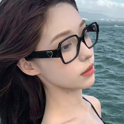 Retro Heart-Shaped Oversized Thick-Rimmed Plain Spectacle Frame for Women, Ideal for Students and Nearsightedness, Fashionable and Slimming