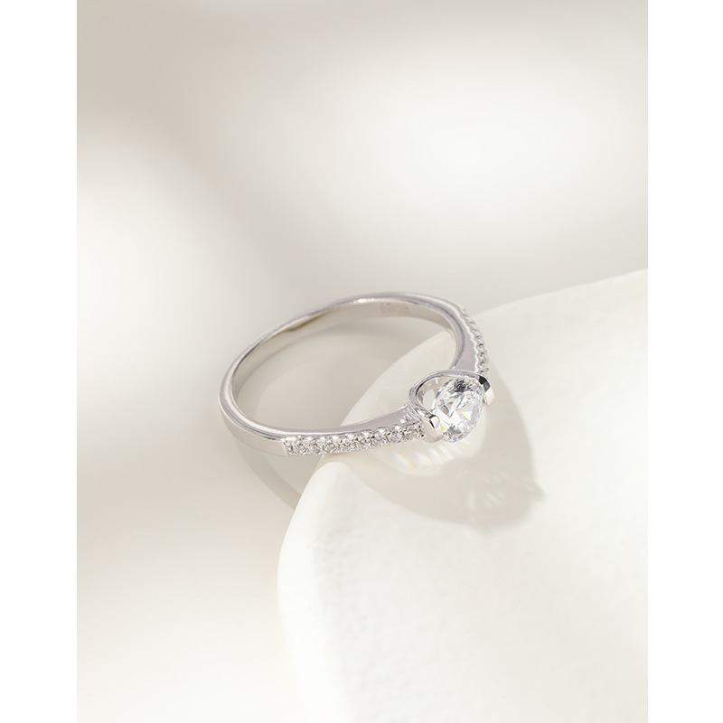 Anillo de diamante de zircón de 50 puntos de plata esterlina 925 ligero nicho de lujo pareja de alto nivel propuesta de matrimonio anillo de diamante simulado