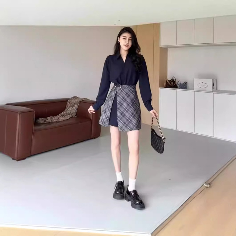 In the spring and autumn of 2025, a star London urban retro temperament one-piece stitching fake two-piece waist slimming dress