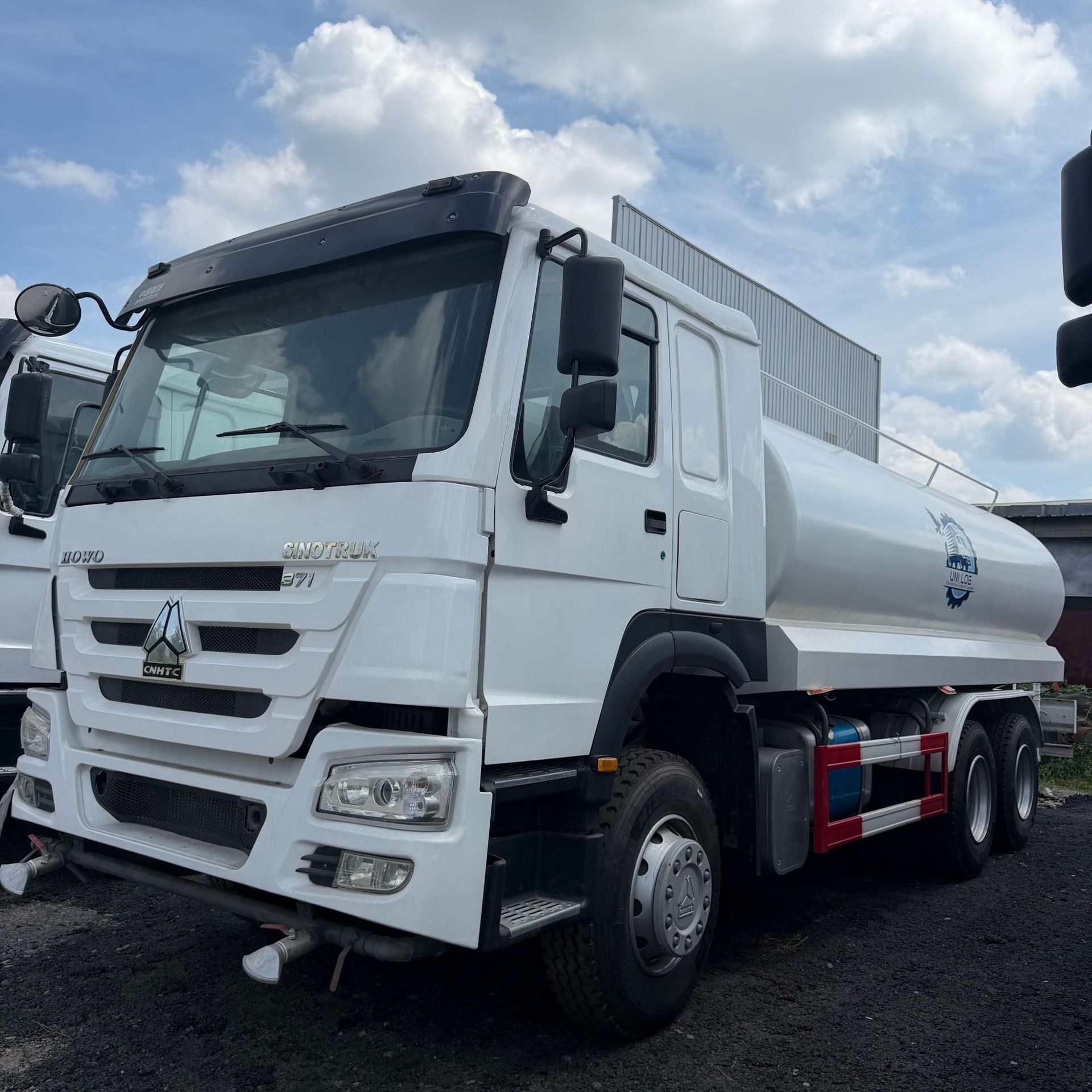 Cross-border Sinotruk HOWO 20-cubic-meter sprinkler truck, water transport truck, 371-horsepower spray truck, dust-reduction and cleaning truck HOWO
