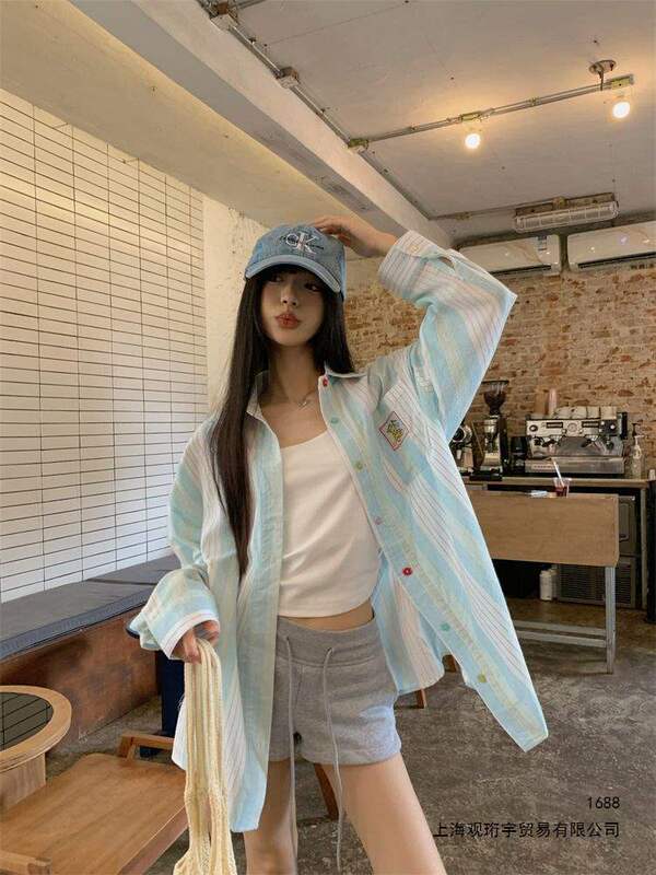 Korean-style mint blue striped shirt for women, new spring and autumn design, stylish turn-down collar, casual versatile cardigan jacket with off-shoulder design Korean-style mint blue striped shirt for women, new spring and autumn design, stylish turn-down collar, casual versatile cardigan jacket with off-shoulder design