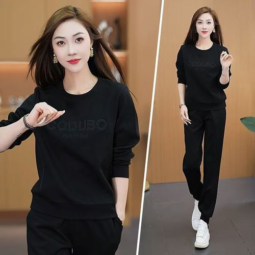 Early autumn sporty two-piece set for women: stylish travel-ready outfit featuring a crew-neck casual sweatshirt perfect for spring and fall runs.