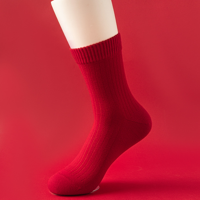 Calcetines rojos de año natal Calcetines de tubo de otoño e invierno para mujer Calcetines rojos grandes de boda de año nuevo Calcetines de pareja de boda al por mayor