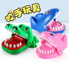 咬手指小鳄鱼儿童玩具男孩按牙齿木桶鲨鱼海盗动物