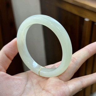 A beautiful white ice bracelet 58.5 circle ice permeable moist fresh natural foundation delicate versatile