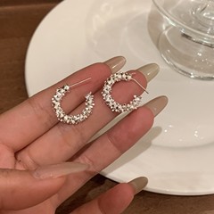 銀のC型イヤリング 女性用 フレンチスタイル ニッチデザイン クールな雰囲気 高級感 気質 半円形イヤリング