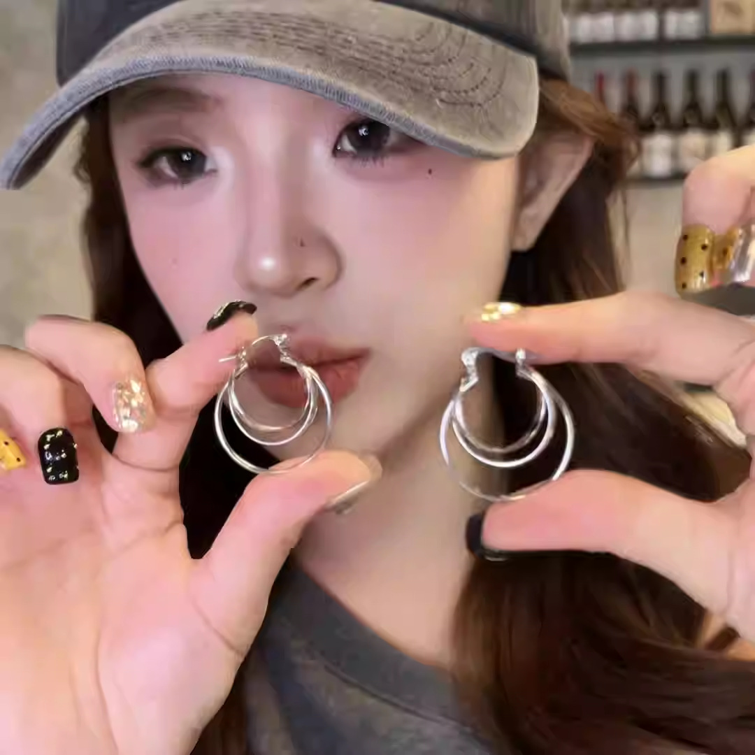 Minimalist Design Three-Ring Interwoven Smooth Hoop Earrings for Women, Cool Style, Unique Fashion Trendy Earrings