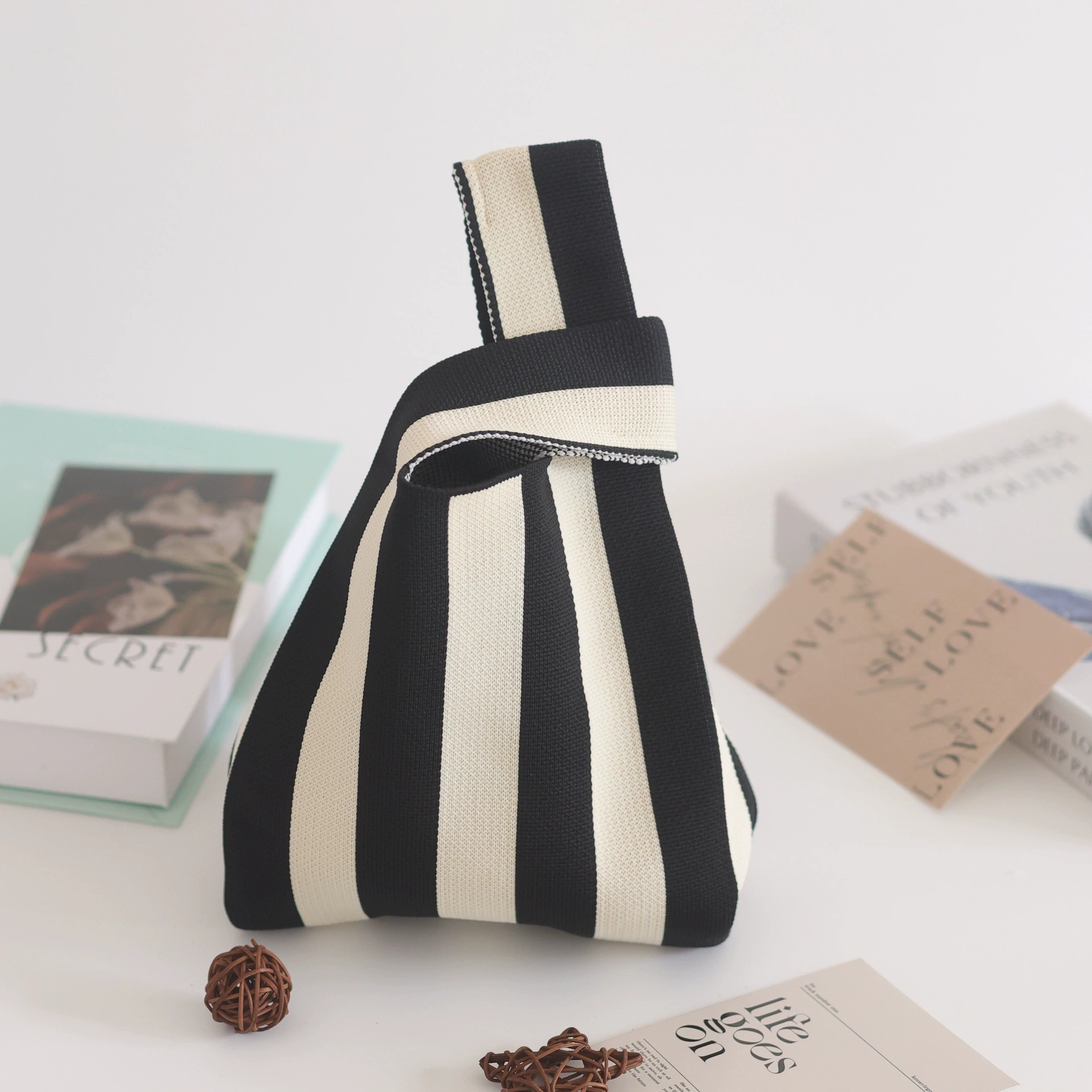 **Trendy Straw Shoulder Bag by 棉立坊 - Perfect for Fashion-Forward Internet Celebrities!**