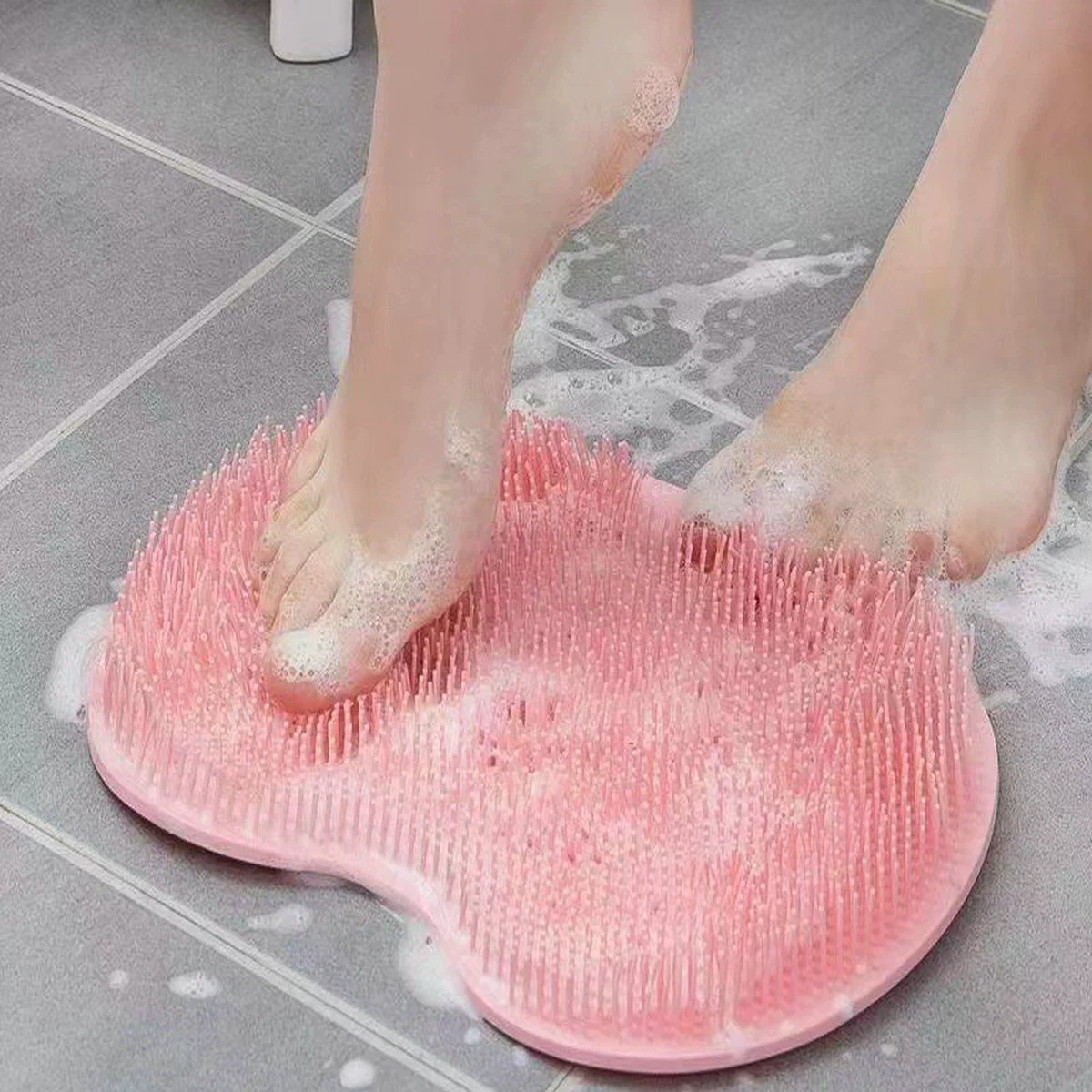 Ленивый человек втирает артефакт ванну артефакт