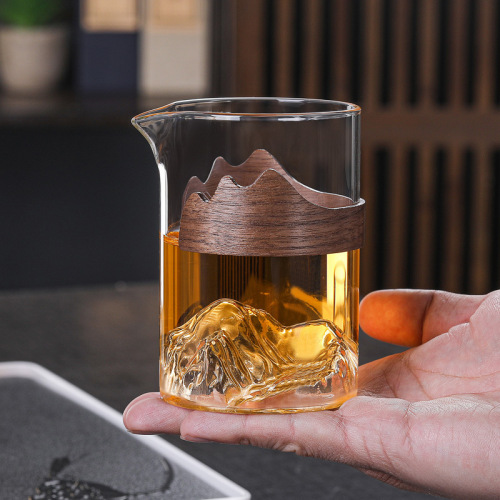 Japanese-style glass fair cup Kung Fu tea sea and mountains mountain view male cup walnut wood chip male cup large tea divider male cup