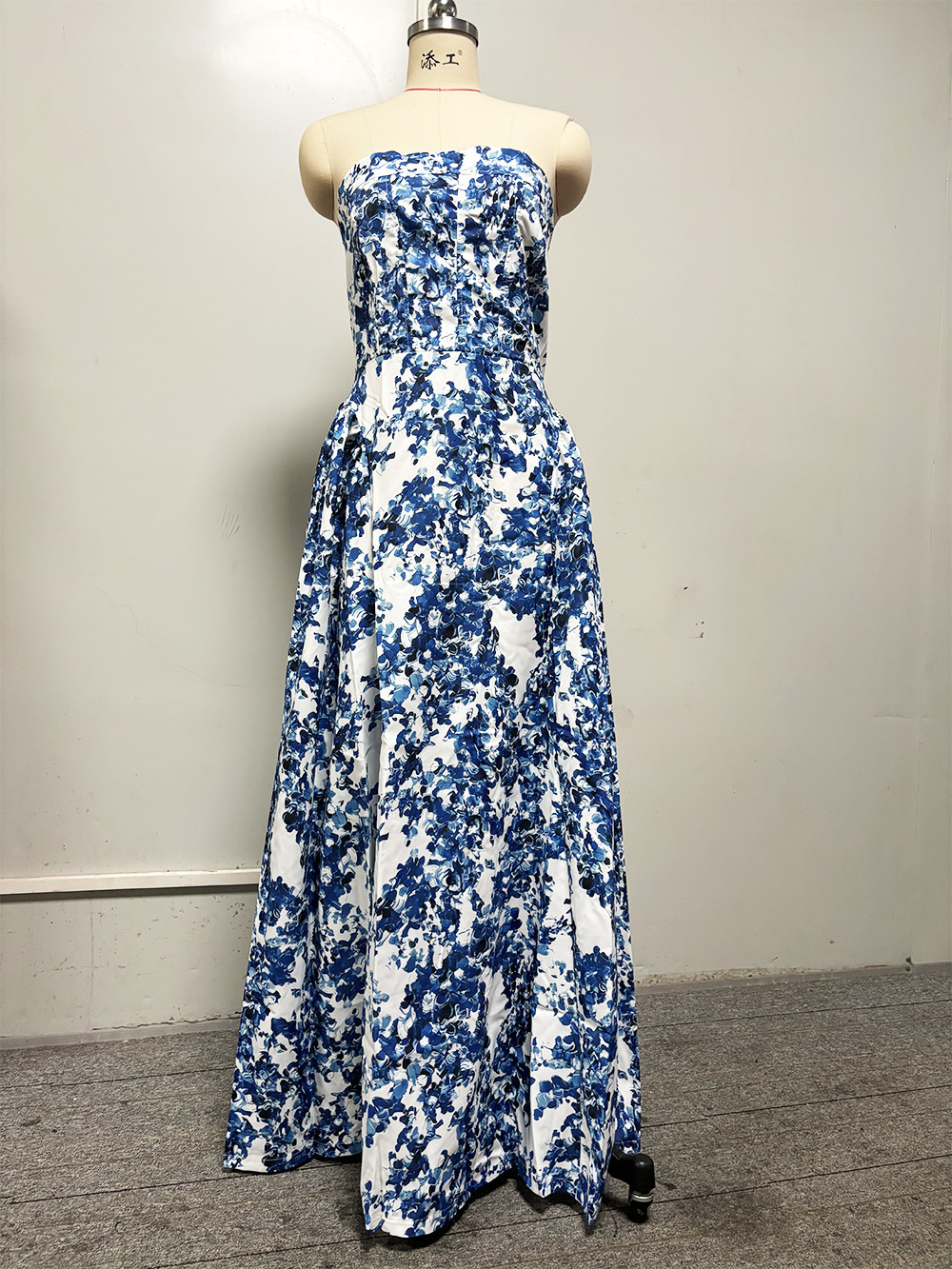 Abito da sera elegante con spalle scoperte per donna primavera estate_voghion.com