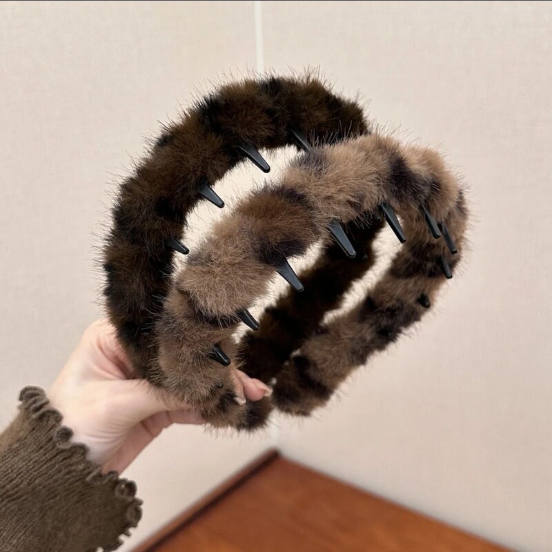 Sweet and cool leopard print toothed plush wavy headband for voluminous hair at the roots, ideal for washing face, holding hair in place, non-slip headband, hair clip, hair accessory