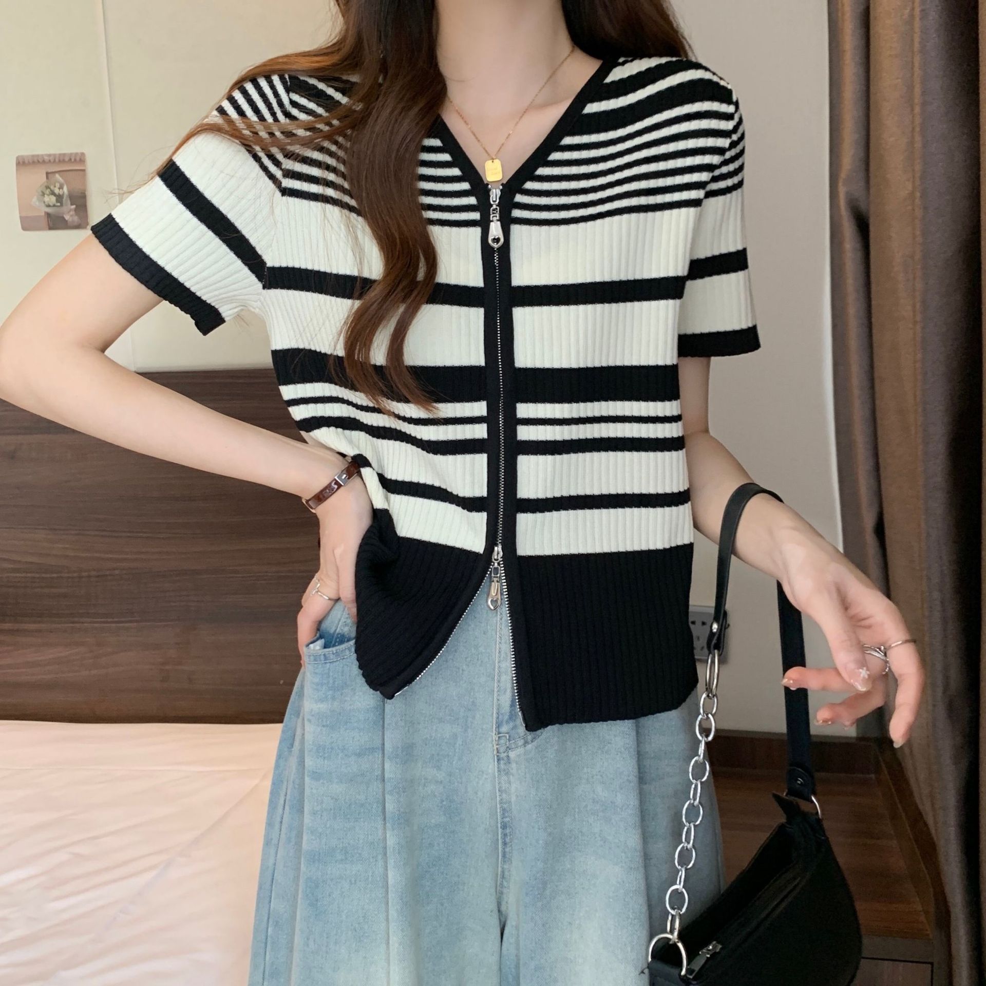 T-shirt a maniche corte con scollo a V a righe chic per donna in estate, alla moda e snellente, elegante maglia in seta ghiacciata con cerniera_voghion.com