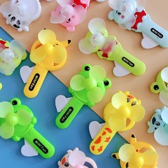 子供の夏のかわいいアニメの手は手を振ってミニファンを振って小型の携帯型の学生寮を持っています。