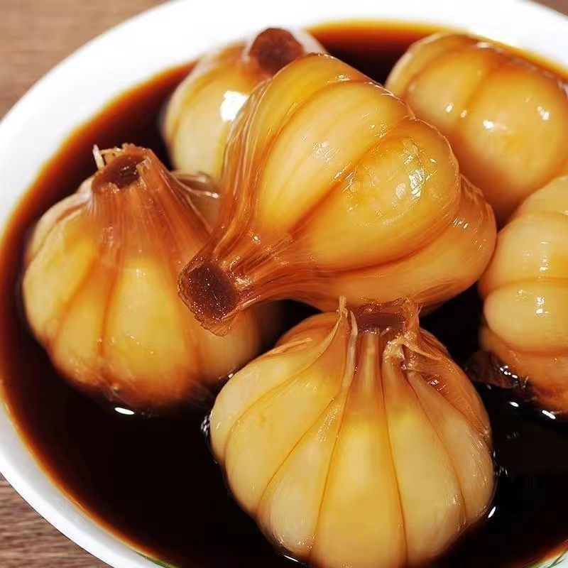 Pickled garlic in sugar and vinegar, brown sugar garlic cloves, pickled fresh garlic, sweet garlic sauce, preserved vegetables, appetizer, side dish, refreshing pickles, pickled vegetables wholesale