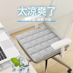 現代のシンプルなオフィスは長い間座っています。