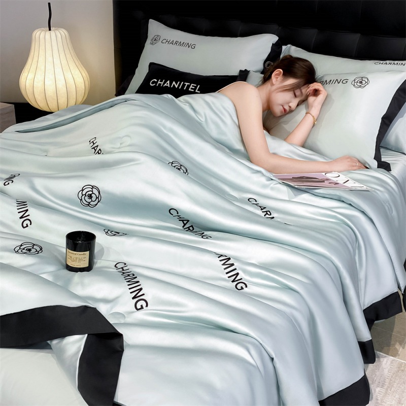 Seda de hielo de lujo ligero, edredón fresco de verano de cuatro piezas, nuevo estilo de verano, edredón de aire acondicionado lavable a máquina, edredón de verano individual