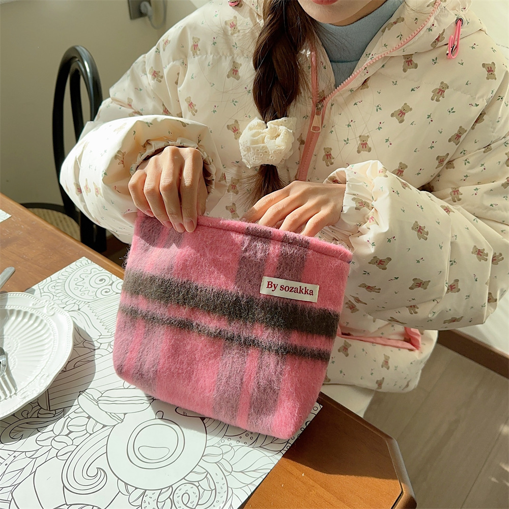 The 311023 ins Korean style checkered retro simple large-capacity woolen makeup bag is paired with a pocket purse undefined