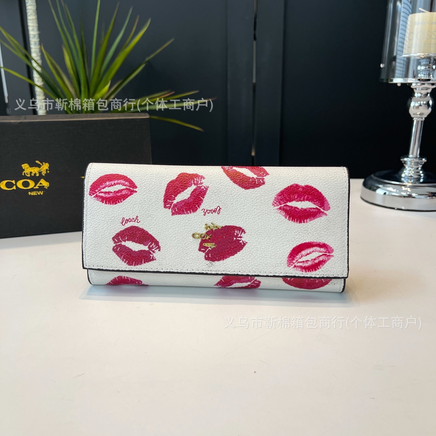 붉은 입술 하얀