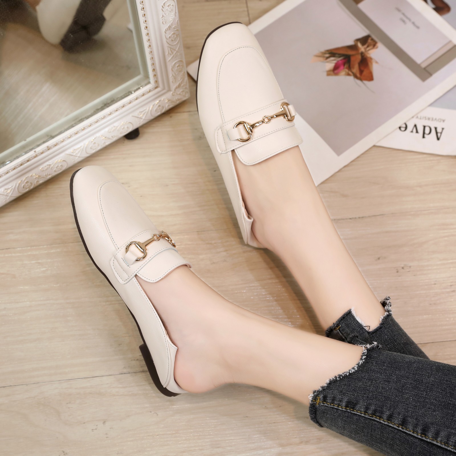 2026 primavera nueva generación de zapatos de una sola mujer nuevo pedaleo dos zapatos blancos cuadrados de cuero suave zapatos de cuero inglés