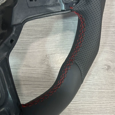 RLINE semi-perforated red line – Steering wheel