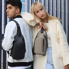 批发男士胸包防泼水斜挎包单肩包带 USB 充电时尚简约商务便携包