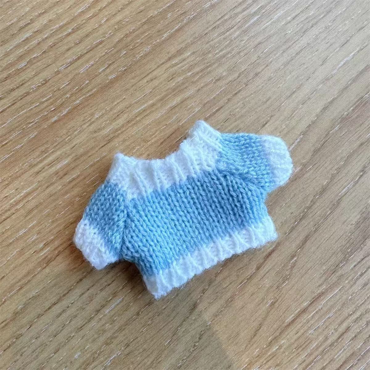 가장자리가 흰색인 연한 파란색(스웨터)