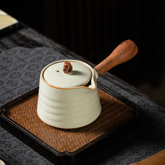 米黄汝窯側はポットティーポットを茶器に浸します。