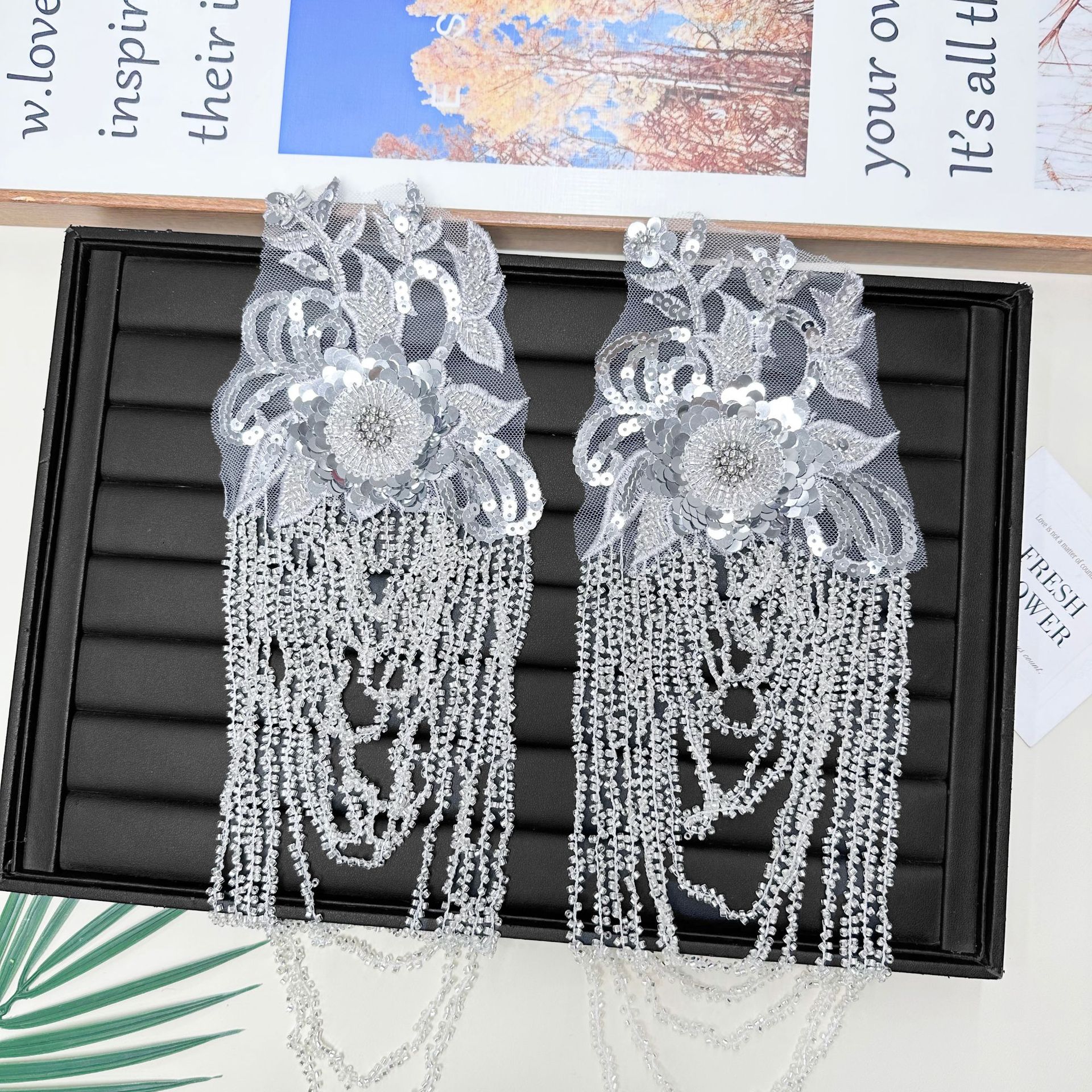 Clavos pesados de estilo europeo y americano con perlas de bordado de perlas negras vestido de hombro cadena esclava de escenario accesorios de decoración