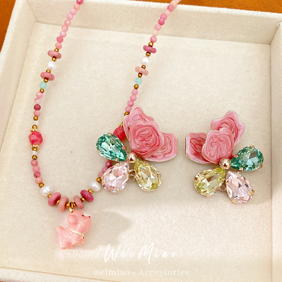 Collar de perlas de cerámica rosada de perros de lujo ligero nicho de alto nivel de sensación de cadena de clavículas conjunto de joyas casuales para mujeres