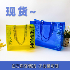 Pvcは厚手の手提げ袋の服の包装袋のアルファベットの図案のクラインの青い女性の包装袋の現物を長くします。
