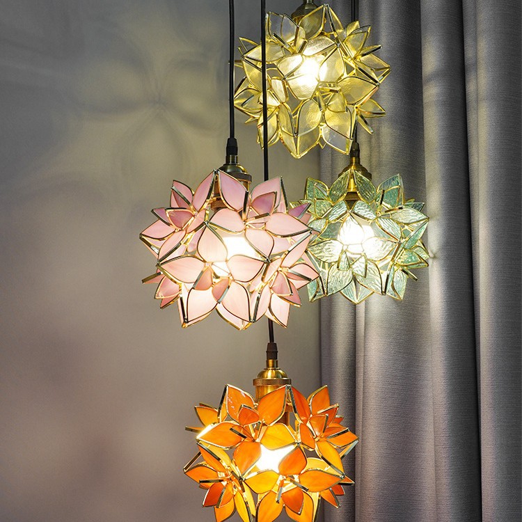 Candelabro de pétalos de vidrio totalmente de cobre de estilo japonés para comedor, cafetería, pequeño bar, lámpara de noche de dormitorio sencilla y acogedora de lujo ligero.