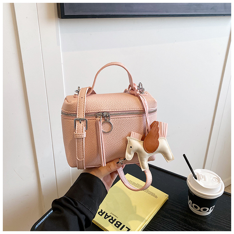 This year's popular simple hand-held small bag for women, the 2025 new women's single-shoulder bag, is elegant and fashionable, a crossbody small bag undefined